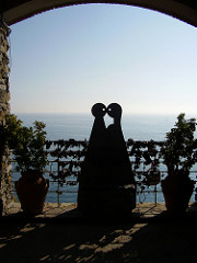 kissing lovers sculpture cinque terre
