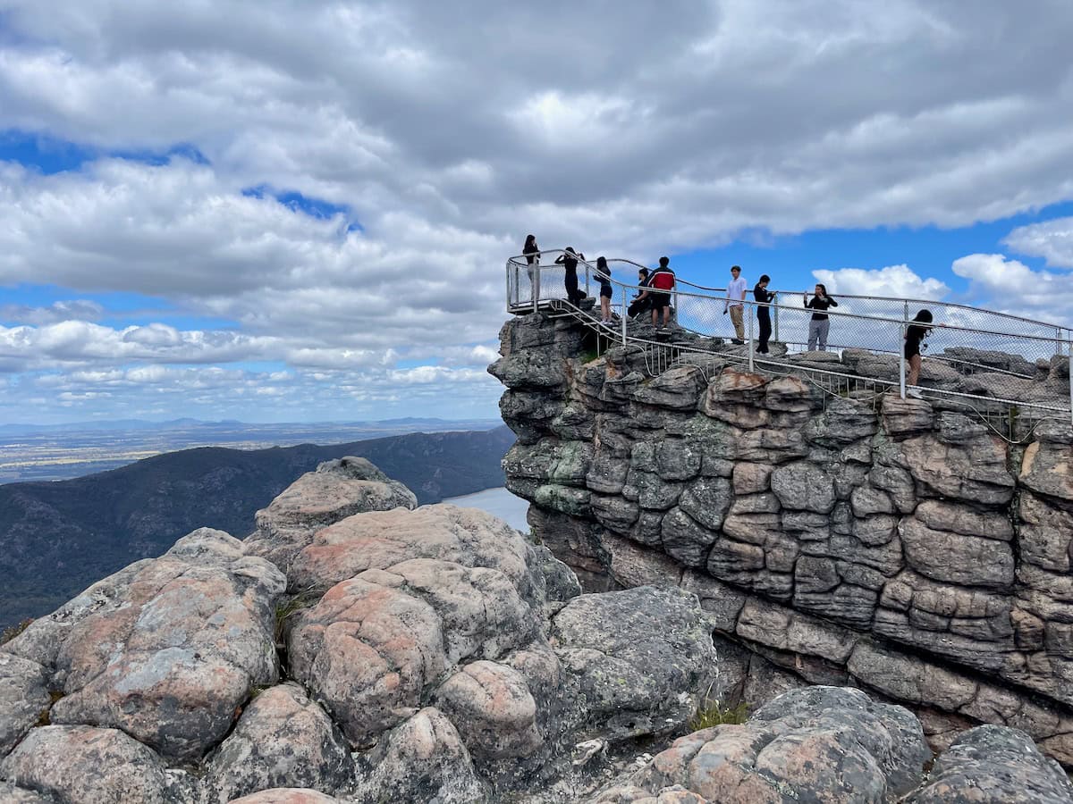 Hikers at Pinnacle Lookout
